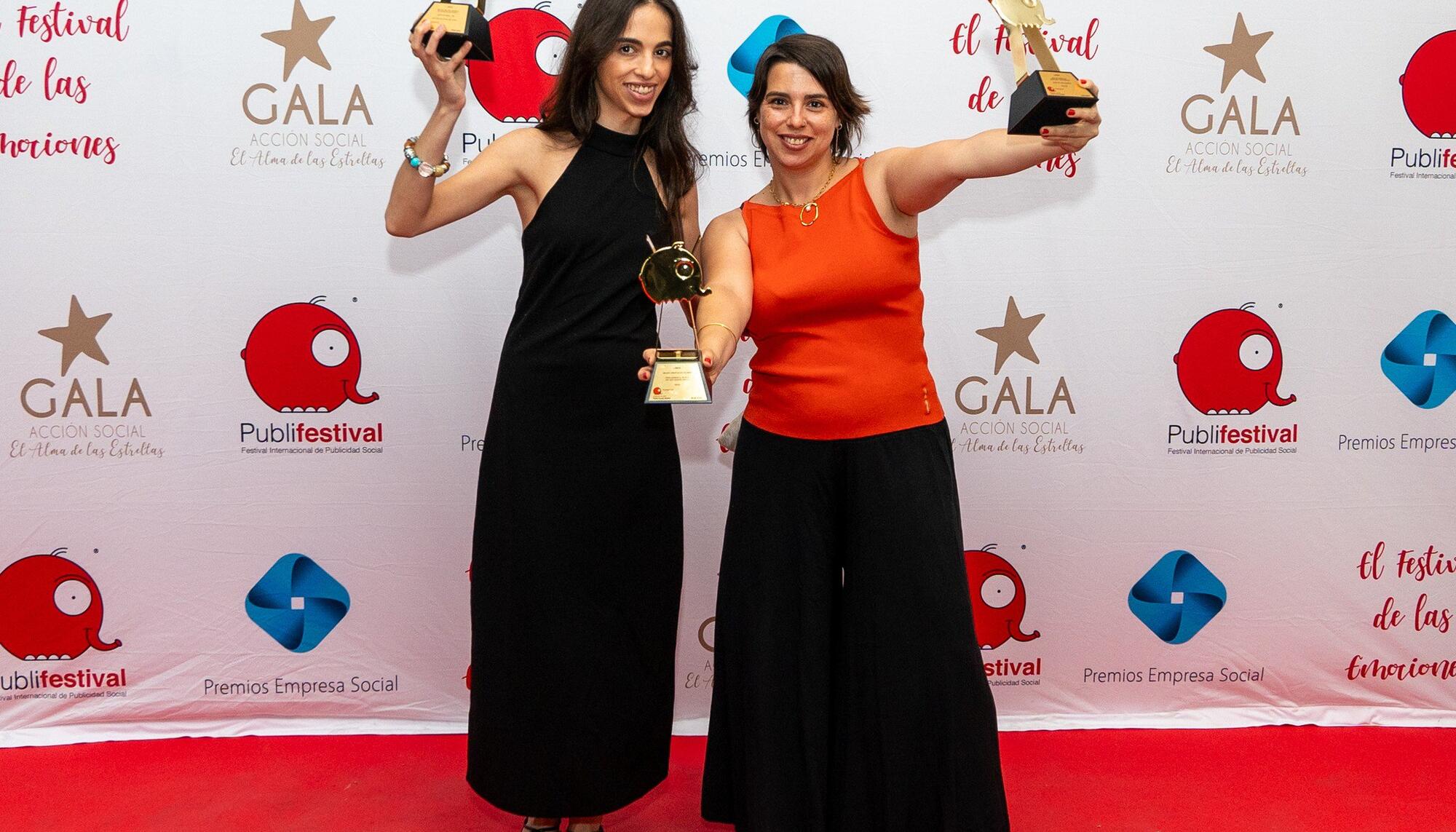 Equipo de Labox regiendo un prestigioso premio de publicidad.